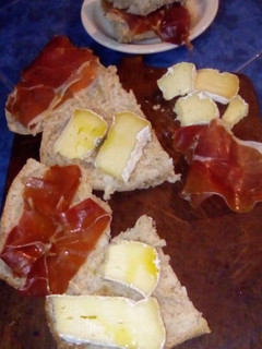 Una foto de Sanduche de pan casero, queso brie y prosciutto