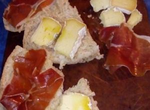Una foto de Sanduche de pan casero, queso brie y prosciutto