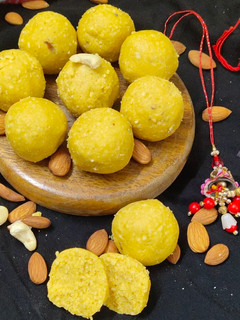 बेसन के लड्डू (besan ke ladoo recipe in Hindi) रेसिपी मुख्य फोटो