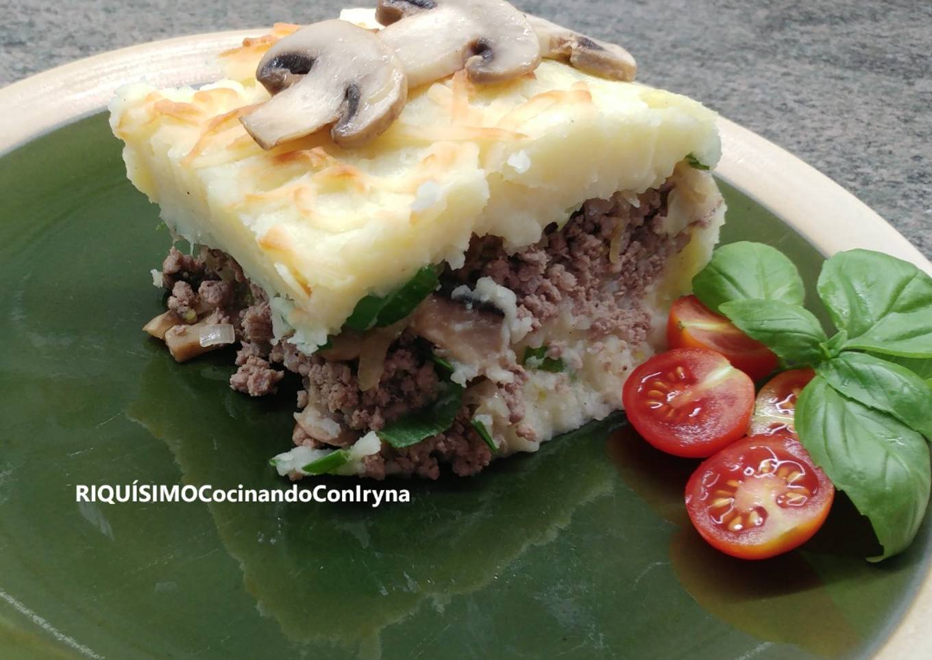 Pastel de patata y carne con champiñones