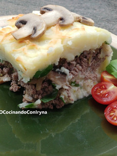 Una foto de Pastel de patata y carne con champiñones