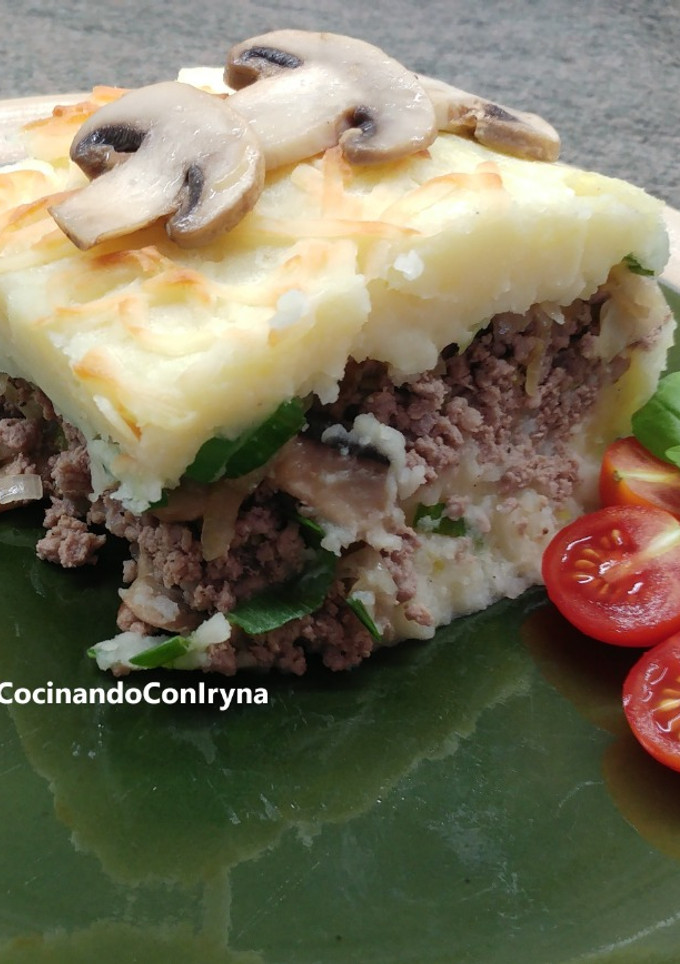 Una foto de Pastel de patata y carne con champiñones