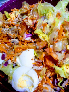 Una foto de Ensalada de pescado y huevos