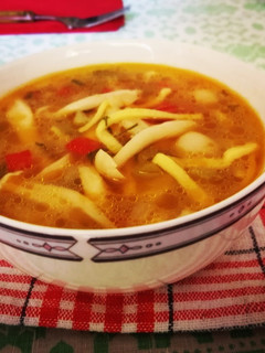 Una foto de Sopa de hongos Shimeji y pasta casera al aroma de levistico