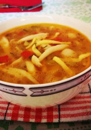 Una foto de Sopa de hongos Shimeji y pasta casera al aroma de levistico