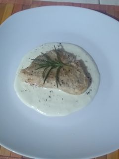 Una foto de Pierna de cerdo con salsa bechamel