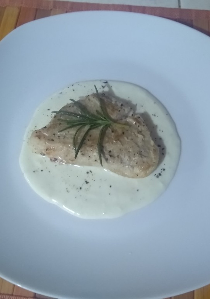 Una foto de Pierna de cerdo con salsa bechamel