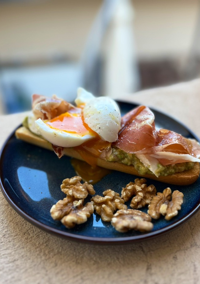 Una foto de Tostada con ibérica con huevo poché