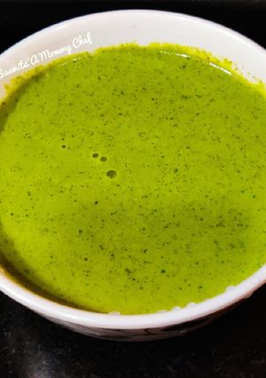 A picture of Green chutney.
