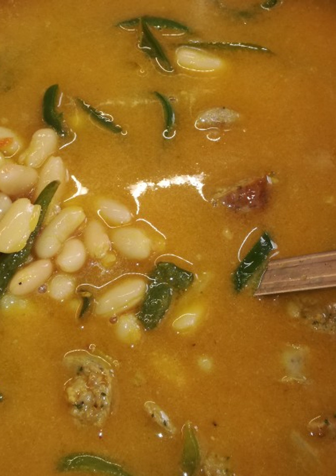 Una foto de Alubias estofadas con butifarra