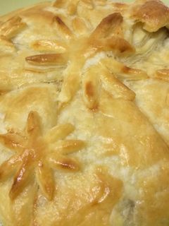 Una foto de Camembert hojaldrado con pimientos confitados