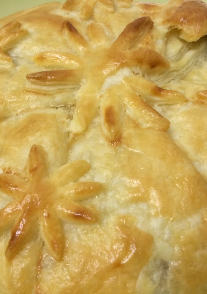 Una foto de Camembert hojaldrado con pimientos confitados