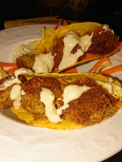 Vegán - Tahinis, ropogós babgolyók taco-shellben recept fotója