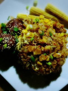 照燒肉丸鮪魚蛋炒飯 的食譜成品照片