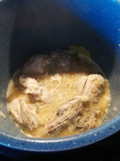 Una foto de Pollo guisado con salsa de cebolla (olla gm g)