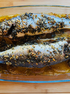 Una foto de Lubina al horno con patatas