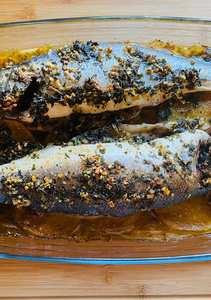 Una foto de Lubina al horno con patatas