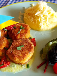 Una foto de Albóndigas de salmón con salmorejo de pepino