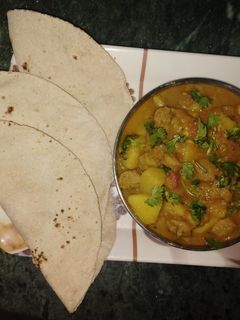 आलू सोयाबीन की सब्जी (Aloo Soyabean ki sabzi recipe in hindi) रेसिपी मुख्य फोटो