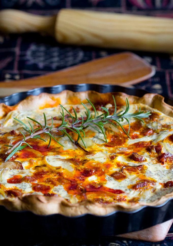 Una foto de Quiche de chorizo, cebolla y romero