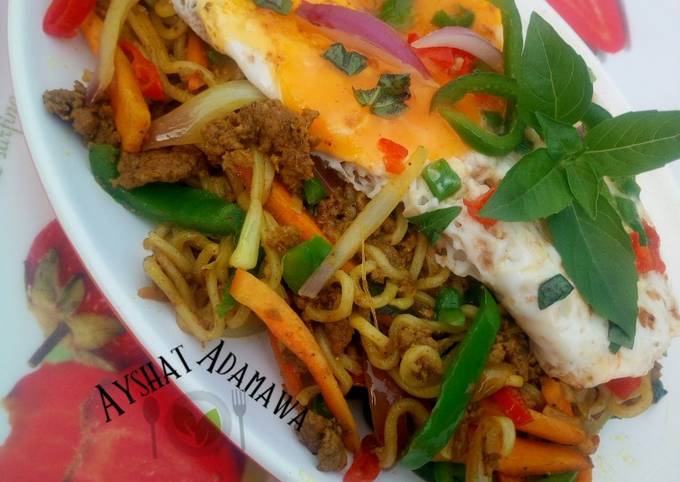 Simple Way to Prepare Super Quick Homemade Aisha&#39;s Special stir fry noodles with minced meat and sunny side up egg