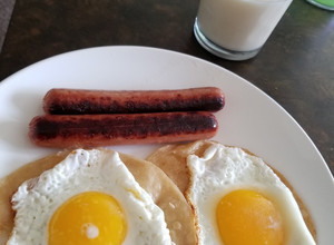 Una foto de Huevos estrellados con tortilla dorada