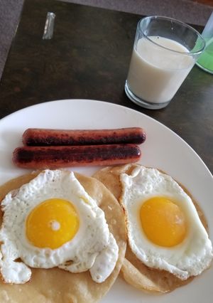Una foto de Huevos estrellados con tortilla dorada