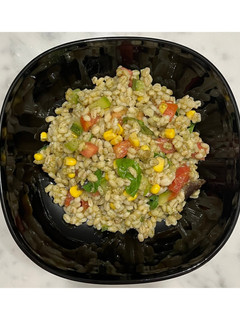 Foto di Insalata di Orzo perlato con basilico, mais, melanzane, pomodori, rucola e zucchine🌿🌽🍆 🍅🌱🥒