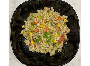 Foto di Insalata di Orzo perlato con basilico, mais, melanzane, pomodori, rucola e zucchine🌿🌽🍆 🍅🌱🥒
