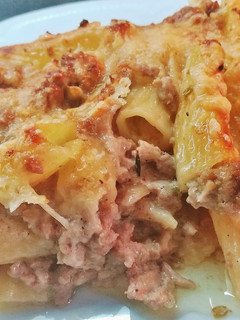 Una foto de Tortiglionis con carne al gratén