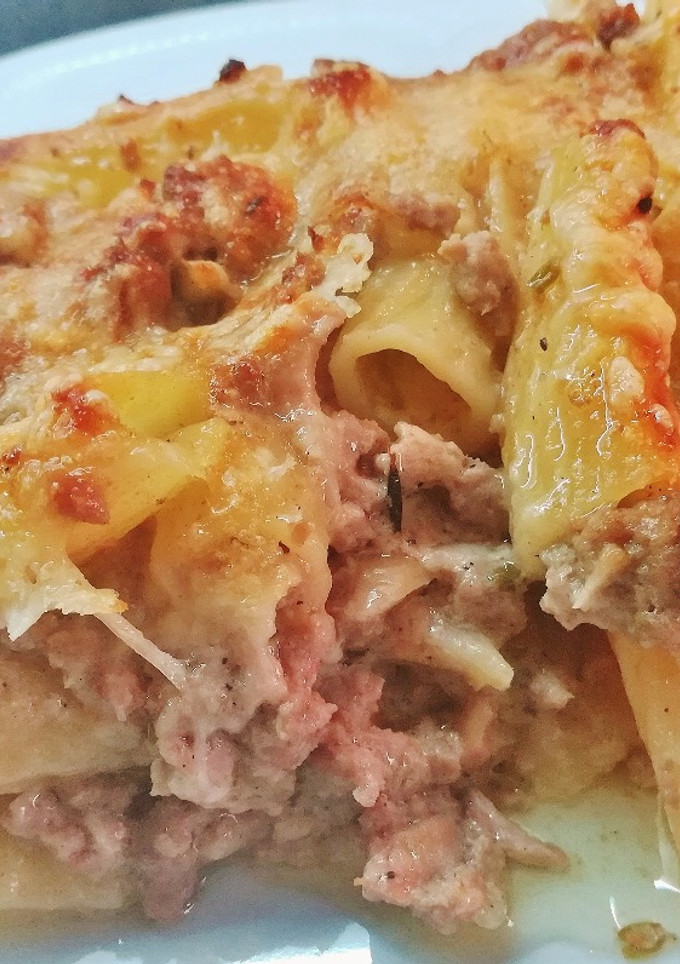 Una foto de Tortiglionis con carne al gratén