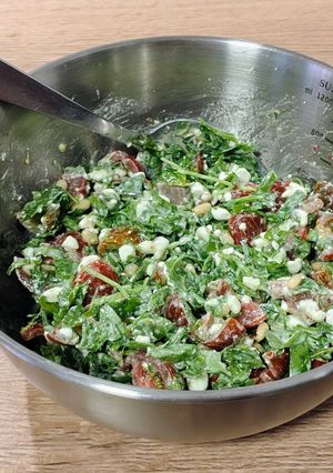 Una foto de Ensalada de rúcula, anchoa, queso cottage y piñones