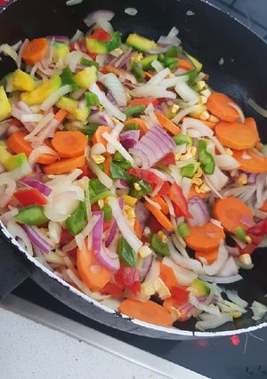 Una foto de Wok verduras con camarones