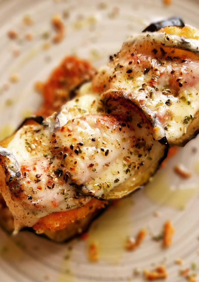 Una foto de Berenjena y pollo a la parmesana