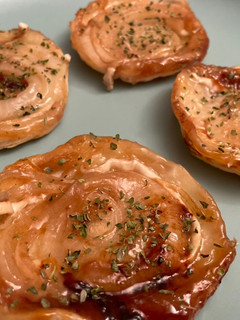 Una foto de Hojaldres de cebolla y queso de cabra