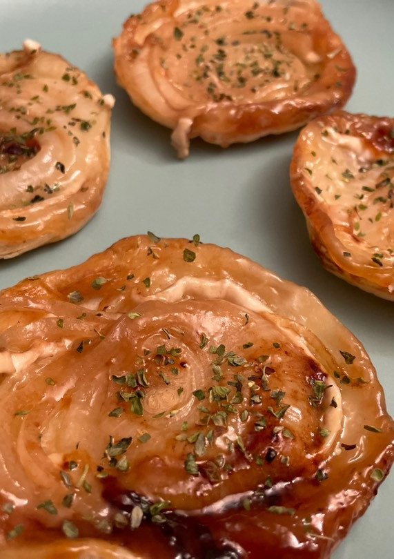 Una foto de Hojaldres de cebolla y queso de cabra