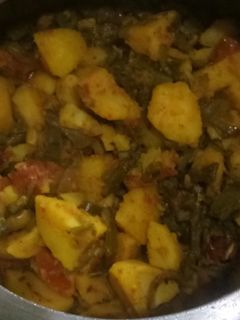 आलू और सेम की फली की सब्जी (aloo aur sem ki phali ki sabzi recipe in Hindi) रेसिपी मुख्य फोटो