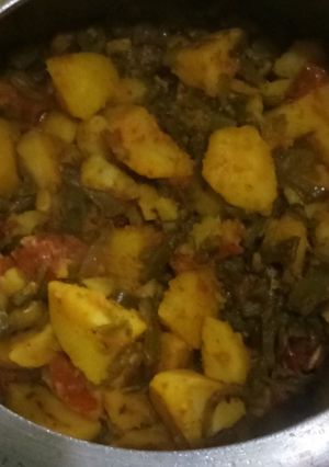 आलू और सेम की फली की सब्जी (aloo aur sem ki phali ki sabzi recipe in Hindi) रेसिपी मुख्य फोटो