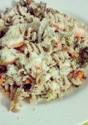 Una foto de Ensalada con pasta y verduras cocidas