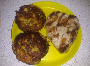 Una foto de Tortitas de papa con zucchini, zanahoria y queso