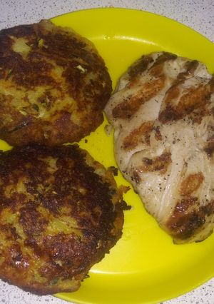 Una foto de Tortitas de papa con zucchini, zanahoria y queso