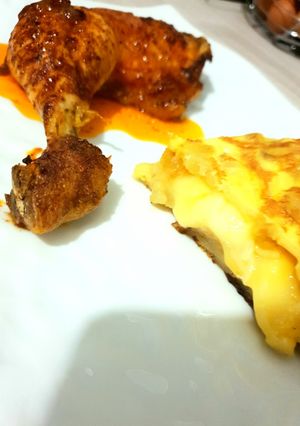 Une photo de 🥔🍗Tortilla raclette accompagnée de poulet paprika 🍗🥔