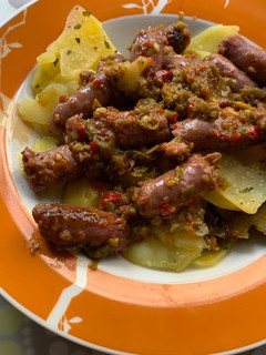 Una foto de Salchichas frescas con patatas (Thermomix)