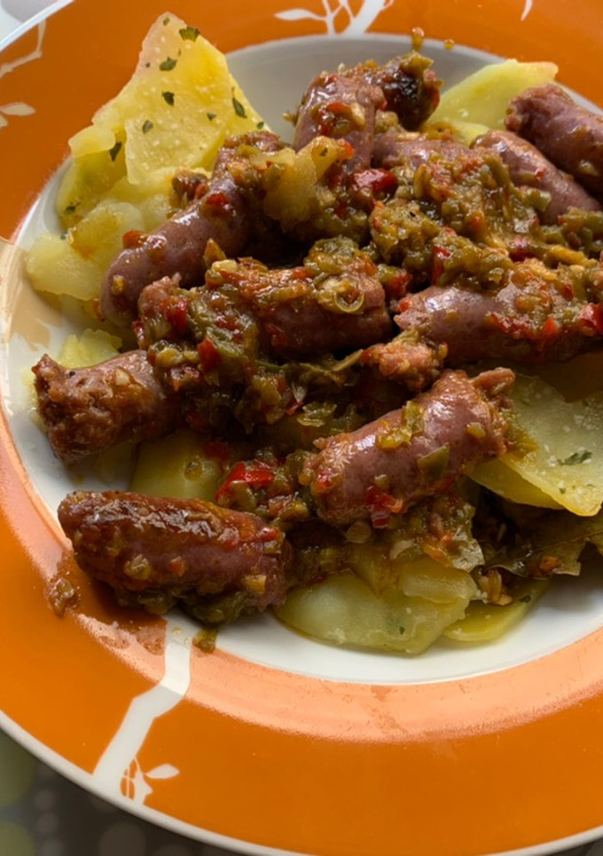 Una foto de Salchichas frescas con patatas (Thermomix)