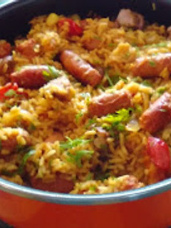 Una foto de Arroz con salchichas