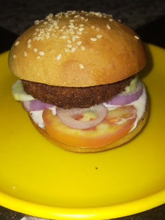 சிக்கன் பர்கர் (Chicken burger recipe in tamil) செய்முறை முக்கிய புகைப்படம்
