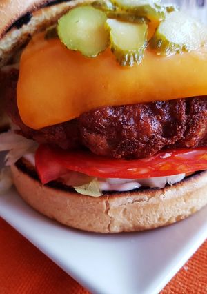 Una foto de Hamburguesa gourmet con inspiración griega