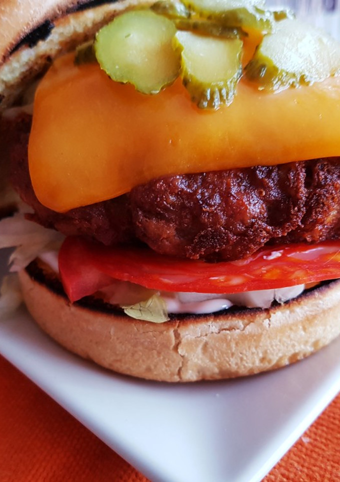 Una foto de Hamburguesa gourmet con inspiración griega