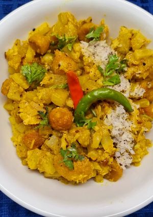 A picture of White Pumpkin Curry or Chal Kumro Ghonto.