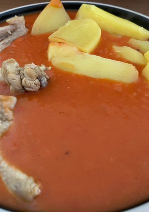Paradicsom szósz főtt hússal, burgonyával recept fotója